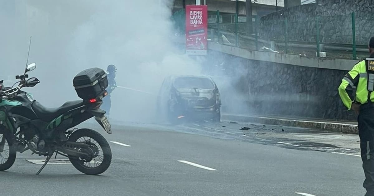 VÍDEO: Carro pega fogo na Avenida Bonocô, em Salvador 