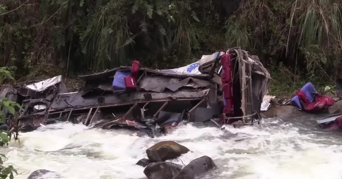 Ônibus que caiu em encosta de rio na região norte do Peru
