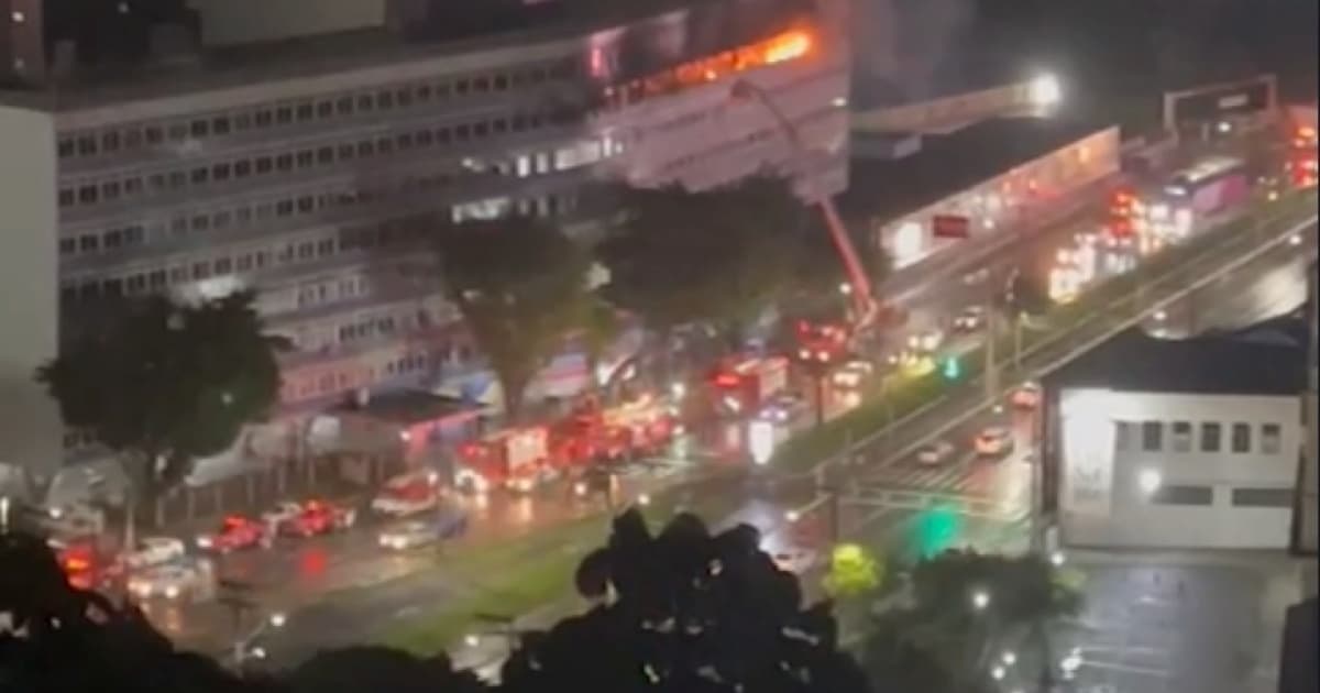 VÍDEO: Prédio em que ficava antiga sede da Petrobras, no Comércio, pega fogo