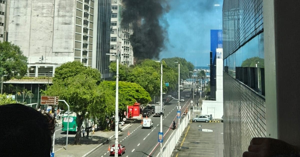 VÍDEO: Ônibus sofre pane elétrica e pega fogo no Comércio; bombeiros trabalham para conter o incêndio