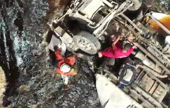 VÍDEO: Bombeiros de Lençóis recuperam corpo de motorista dentro de rio