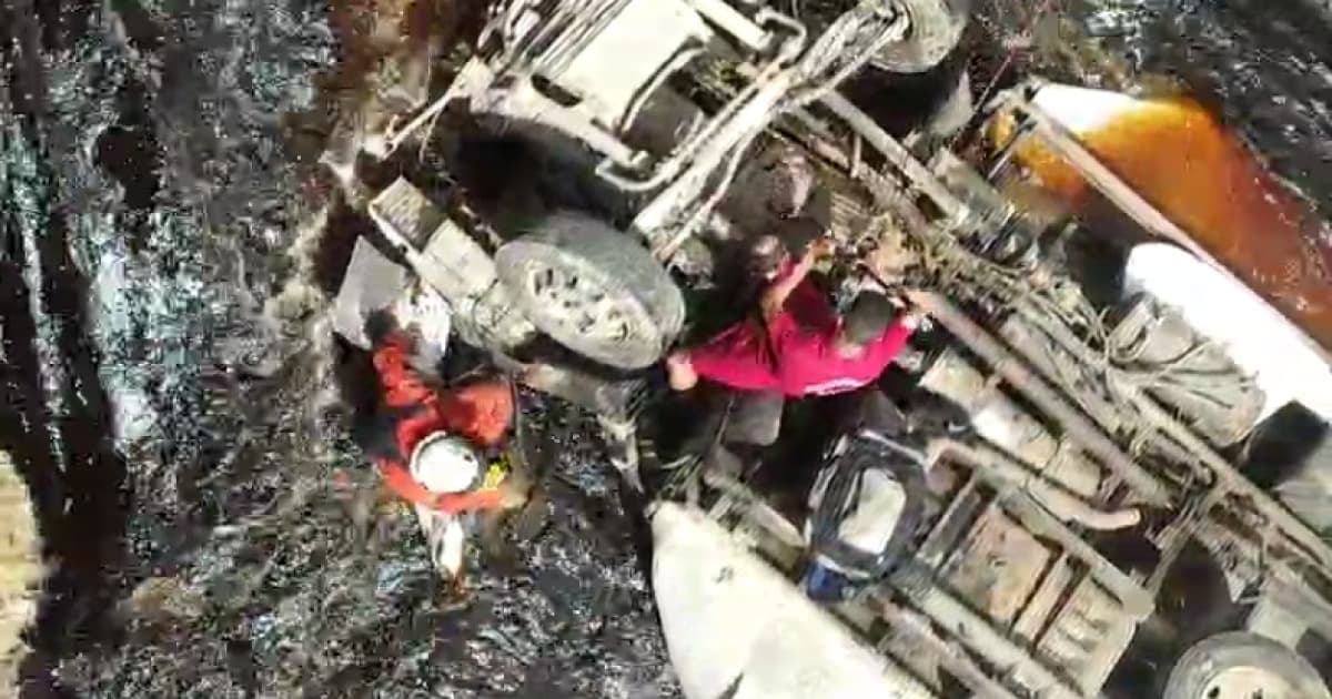 VÍDEO: Bombeiros de Lençóis recuperam corpo de motorista dentro de rio