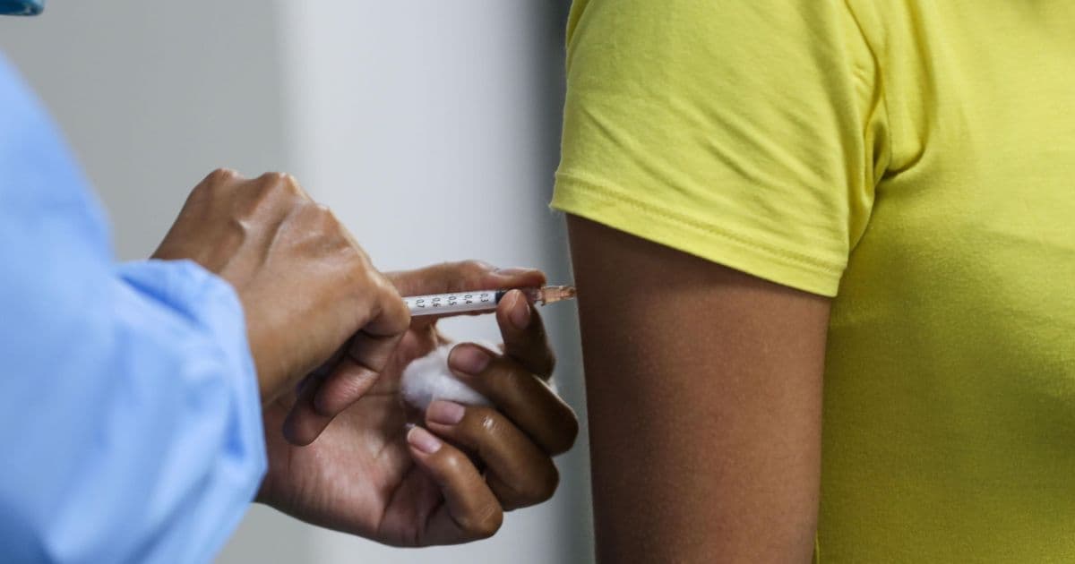 Salvador aplica 1ª, 2ª e 3ª doses da vacina contra Covid-19 nesta sexta-feira