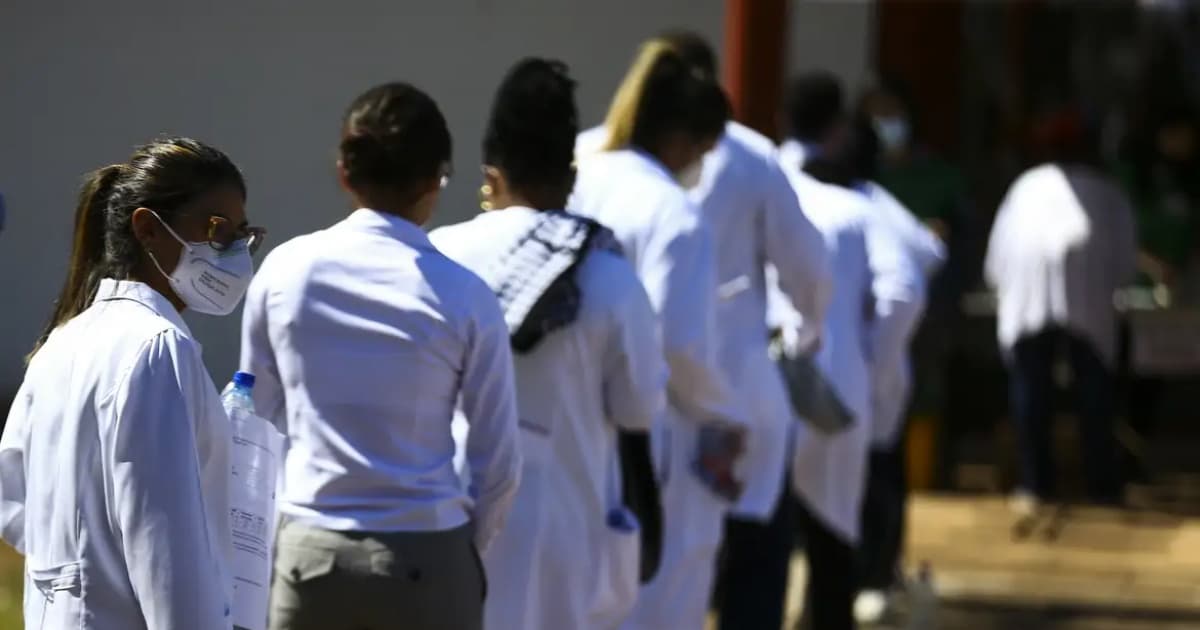 Brasil registra quase dois casos por dia de exercício ilegal da medicina 