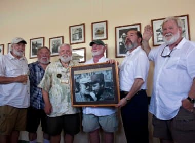 Sósias de Ernest Hemingway se encontram em Havana durante evento em homenagem ao escritor