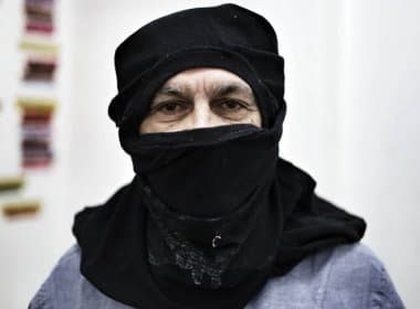 Em apoio ao &#039;Black Bloc&#039;, Caetano Veloso cobre o rosto com camisa preta