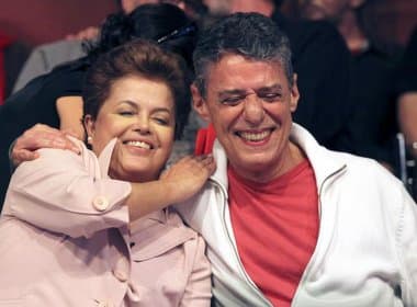 ‘É preciso respeitar as divergências de opinião’, diz Dilma em apoio a Chico Buarque