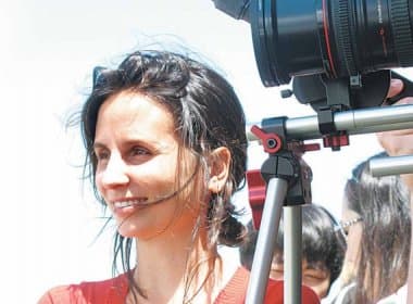 Petra Costa viaja com Dilma para gravar documentário sobre crise política no Brasil