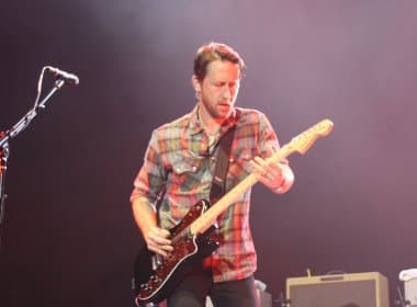 Guitarrista do Foo Fighters envia instrumento para fã que teve guitarra roubada