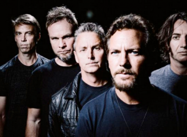 Pearl Jam doa US$ 70 mil à família que salvou a vida de Eddie Vedder há 15 anos