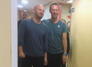 Músicos do Coldplay fazem ‘pocket show’ para crianças de hospital em SP; veja vídeos