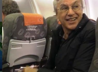 Passageiros de avião cantam ‘O Leãozinho’ para homenagear Caetano Veloso; veja vídeo