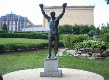Stallone paga R$ 1,3 milhão para levar a estátua do boxeador Rock Balboa para casa