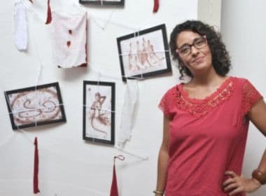‘Sagrado Feminino’: Artista feirense pinta com sangue de menstruação  