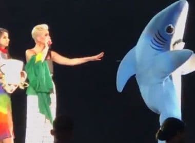 Katy Perry tenta acalmar gritos de ‘Fora Temer’ durante show em São Paulo: ‘quietinhos’