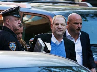 O produtor Harvey Weinstein se entrega à polícia de Nova York; confira 
