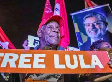 ‘Meu amigo e irmão Lula precisa ser libertado’, diz ator Danny Glover em Curitiba