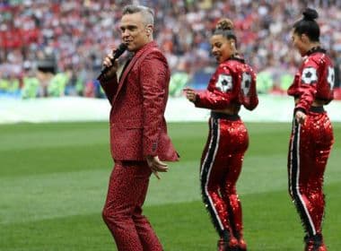 Robbie Williams mostra dedo do meio durante cerimônia de abertura da Copa do Mundo