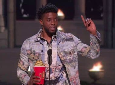 Ao ganhar MTV Awards, Boseman dá troféu a homem que salvou vítimas de ataque nos EUA