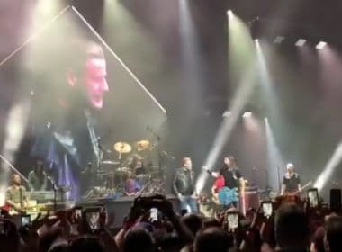 John Travolta sobe ao palco de show do Foo Fighters em Nova York
