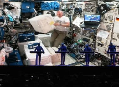 De uma estação espacial, astronauta faz participação em show na Alemanha