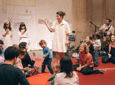 Teatro Vila Velha recebe oficina de música para pais e crianças de 3 meses a 5 anos