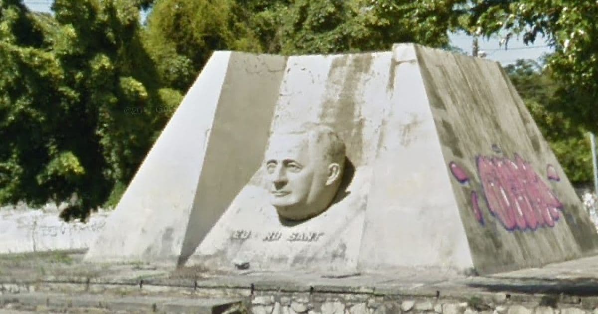 Monumento de Edgar Santos é depredado; poder público diverge sobre responsabilidade
