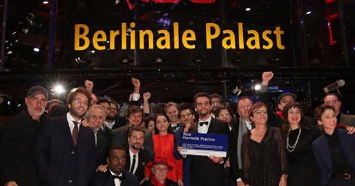 No Festival de Berlim, Wagner Moura faz homenagem com placa de Marielle Franco