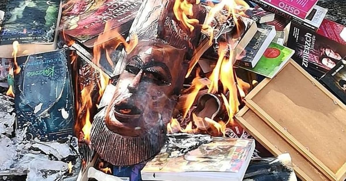 Por 'má influência' da bruxaria, padres queimam livros de 'Harry Potter' na Polônia