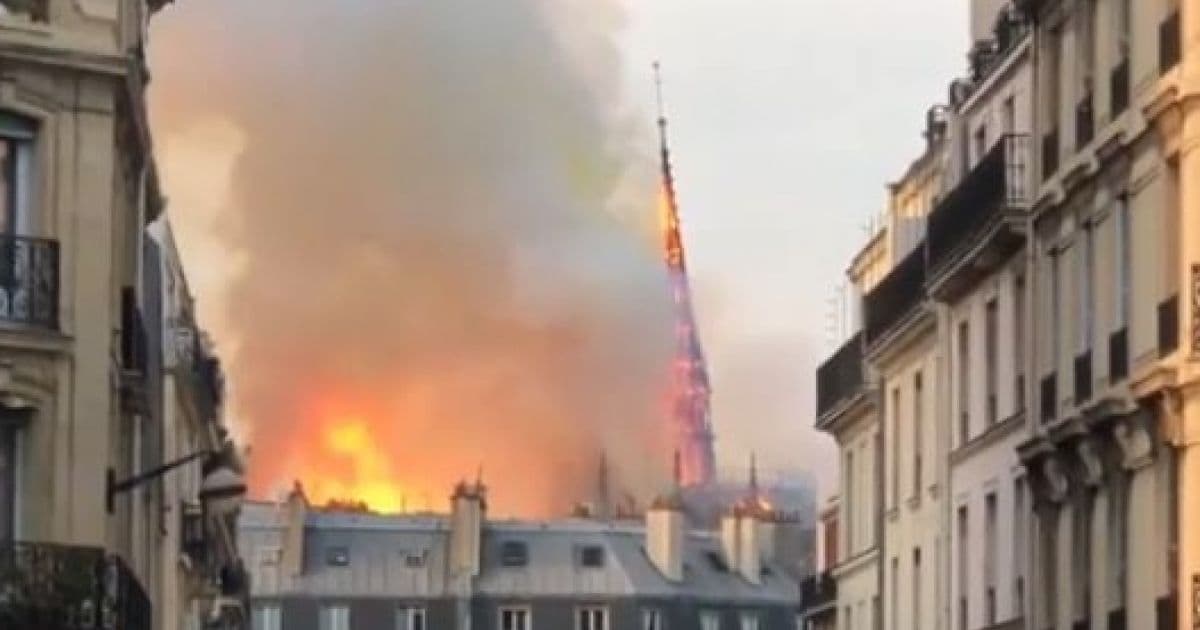 Incêndio derruba torre da catedral de Notre Dame em Paris