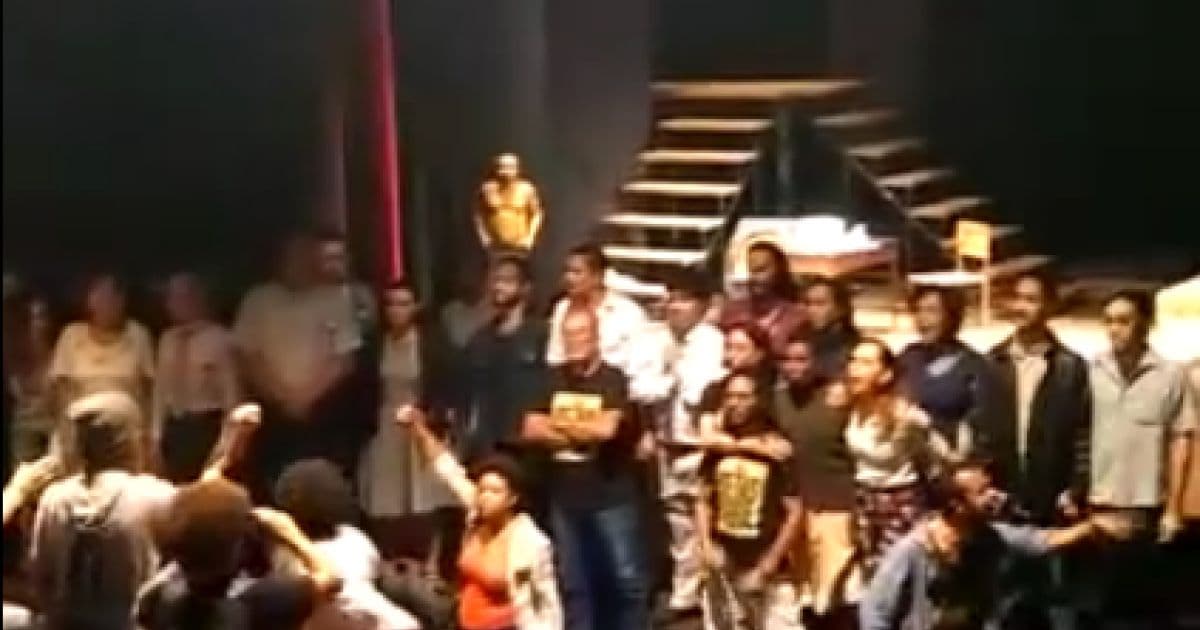 Alegando racismo, alunos de Teatro da Ufba interrompem espetáculo no Martim Gonçalves