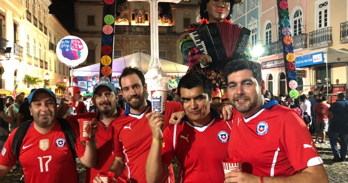 Torcedores chilenos comemoram vitória do Chile no São João do Pelourinho