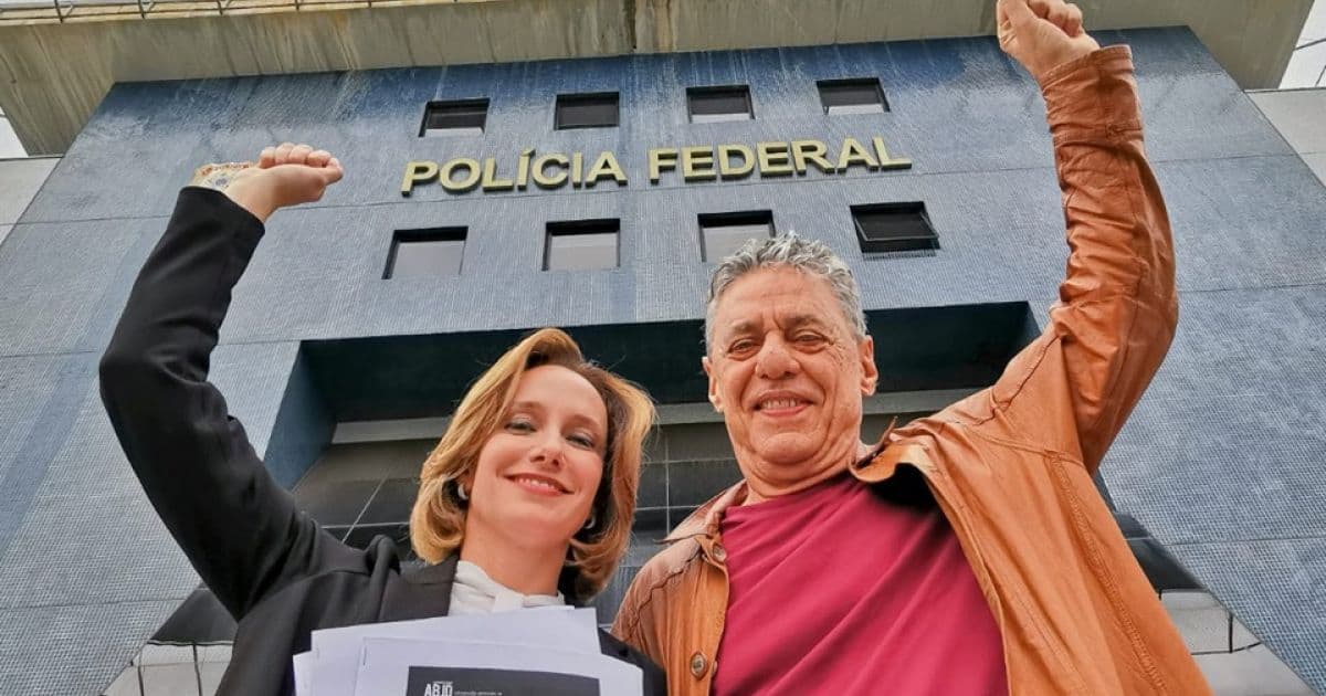 Após visita na prisão em Curitiba, Chico diz que Lula está 'mais bem disposto e mais jovem'