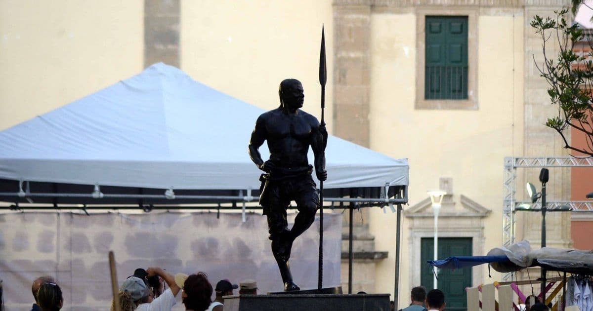 Escultura de Zumbi dos Palmares na Praça da Sé tem a lança devolvida