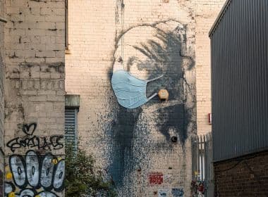 Pintura de Banksy na Inglaterra ganha máscara facial contra o coronavírus