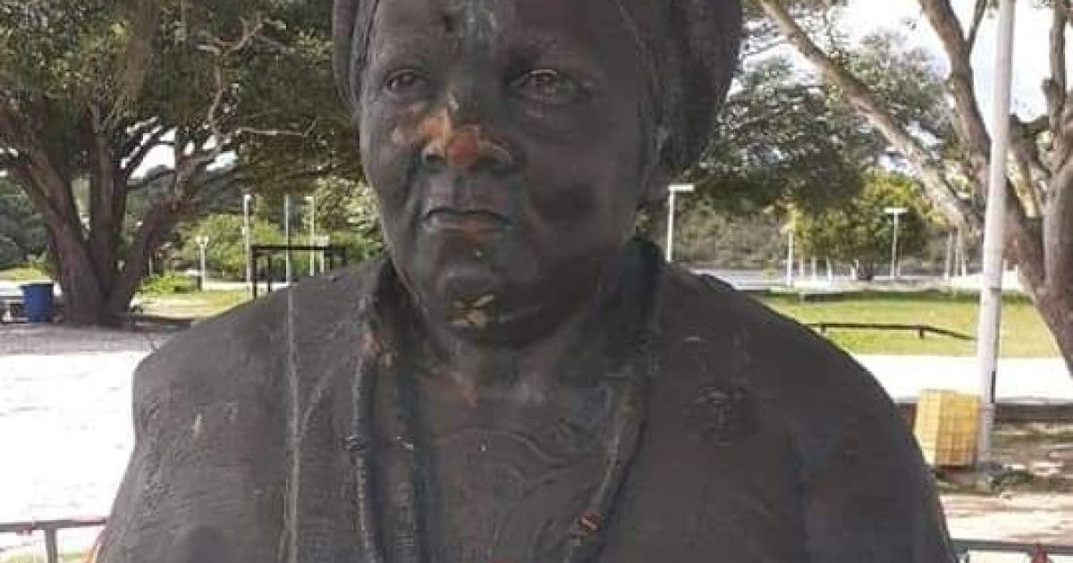 Homem vandaliza busto em homenagem a Mãe Gilda em Itapuã