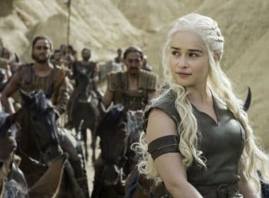 Emilia Clarke conta que homens tinham tratamento diferenciado em 'Game of Thrones'