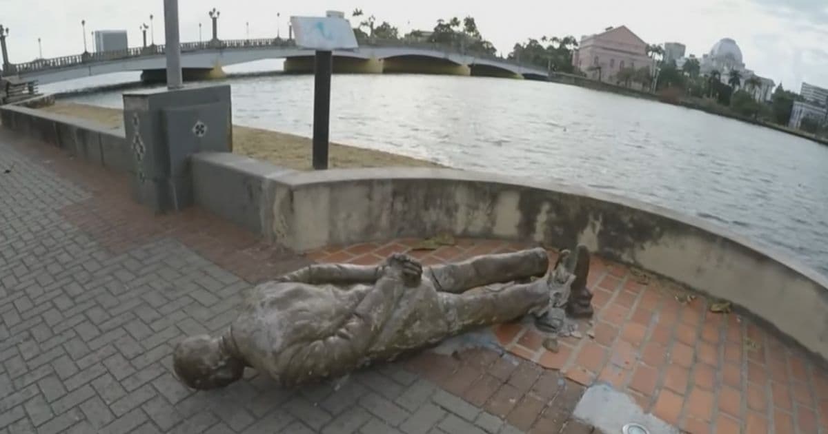 Estátua do escritor Ariano Suassuna é vandalizada em Recife