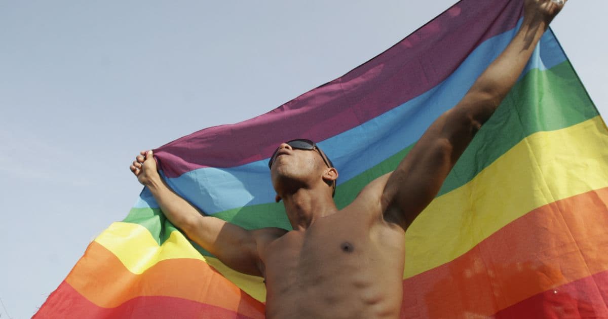 Racismo é tema da 19ª Parada LGBTQIA+ da Bahia; evento estreia neste sábado