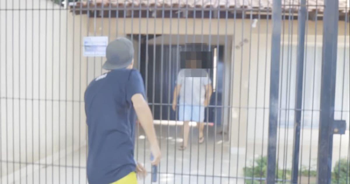 Youtuber viraliza com vídeo em que atira na casa de homem que chamou sua mãe de 'macaca'