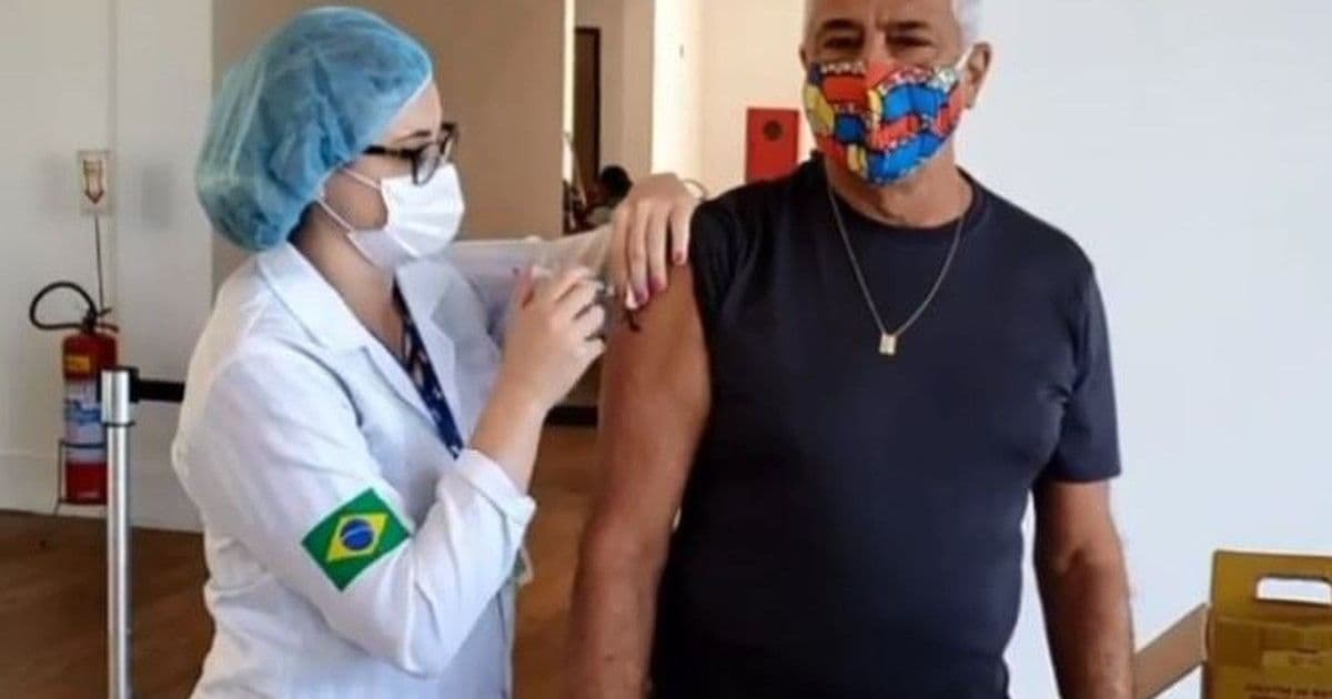 Lulu Santos é vacinado no RJ e canta: 'Toda raça então enaltecerá nosso pessoal do SUS'
