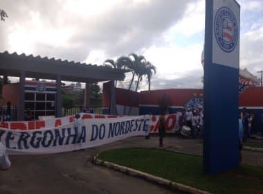 Por conta da má fase, torcedores do Bahia fazem protesto na porta do Fazendão