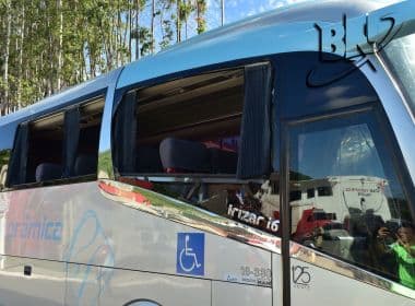Ônibus do Bahia é alvo de pedradas na entrada do Barradão; veja fotos