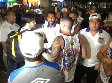 Após protesto, jogadores do Bahia e torcedores trocam socos no aeroporto
