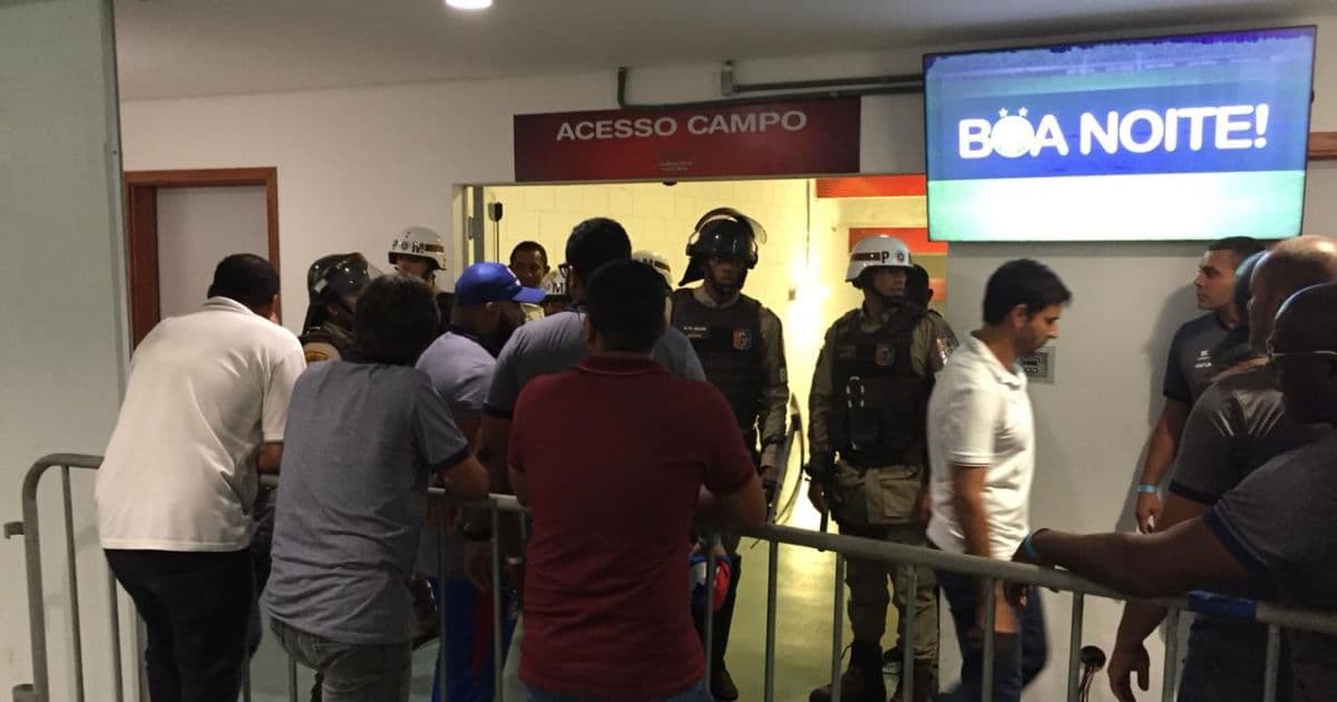 Jogadores de Bahia e Vitória se estranham na entrada dos vestiários; veja 