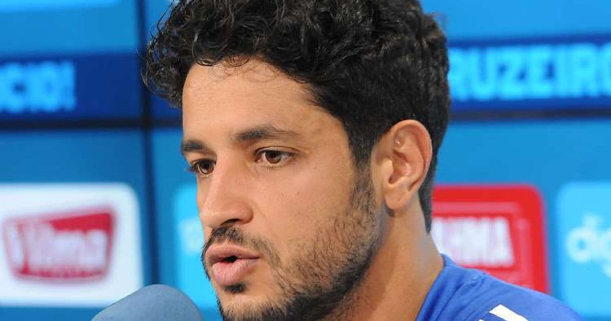 Cerri diz entender permanência de Léo no Cruzeiro: 'Quer participar da reconstrução'