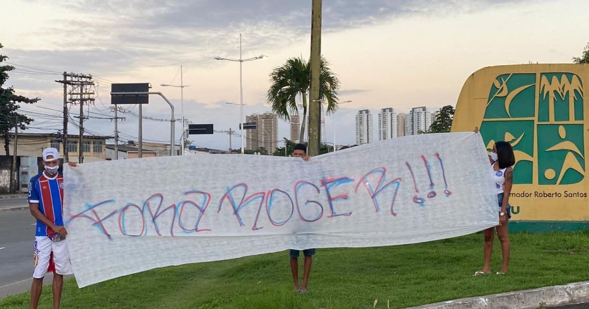 Torcedores do Bahia protestam com faixas contra Roger nos arredores de Pituaçu