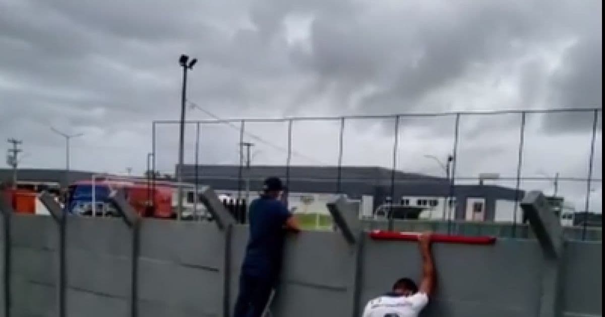Vizinho do CT do Bahia, torcedor sobe muro para dar apoio: 'Vamos dar a volta por cima'