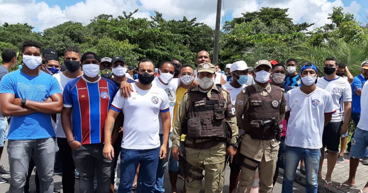 Com elenco na Fonte Nova, torcedores do Bahia protestam no CT