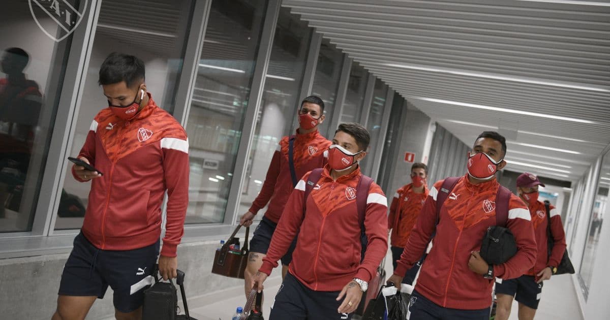 Atletas do Independiente testam para Covid e são barrados no aeroporto; jogo é adiado